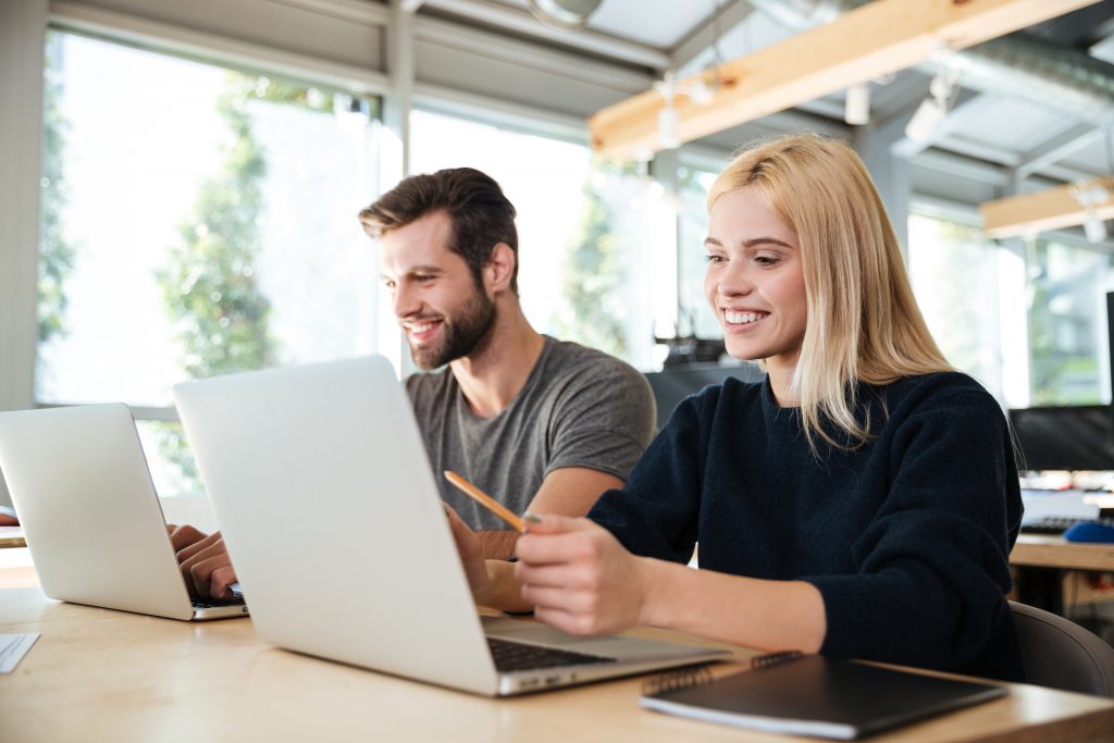 Personen am Laptop